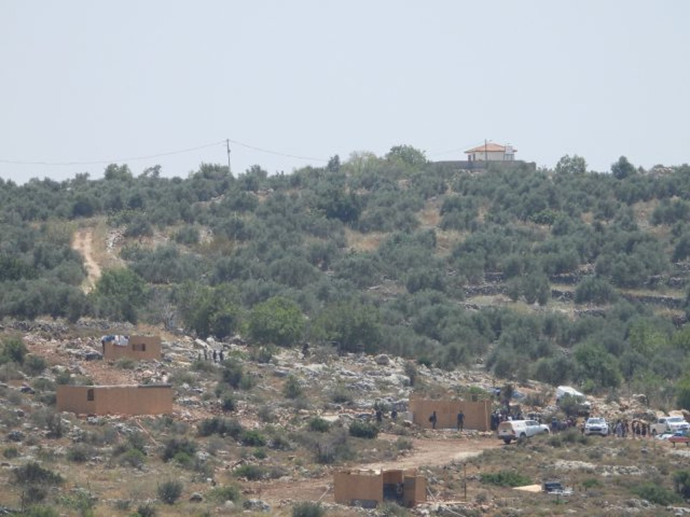 החווה בתחתית התמונה, על ראש ההר המבנה שנגדו עתרו בתנועת רגבים. (קרדיט: תנועת רגבים)