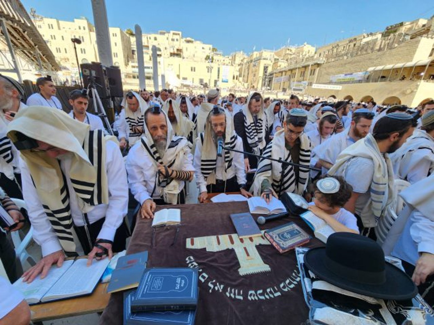 צפו: אלפי תלמידי ישיבות ההסדר בתפילה בכותל
