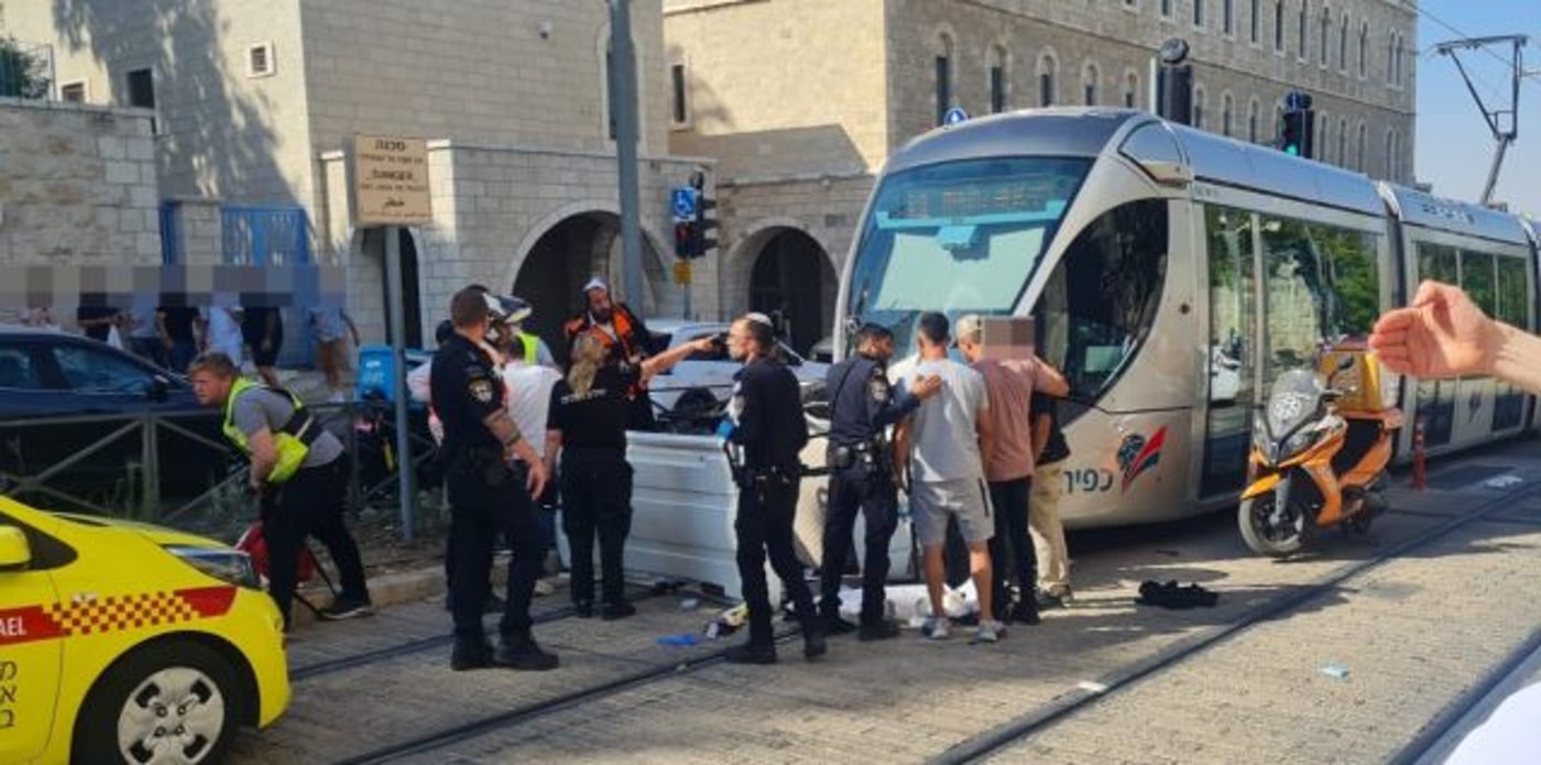 תאונה חריגה: גבר נפגע מהרכבת הקלה, מצבו קשה