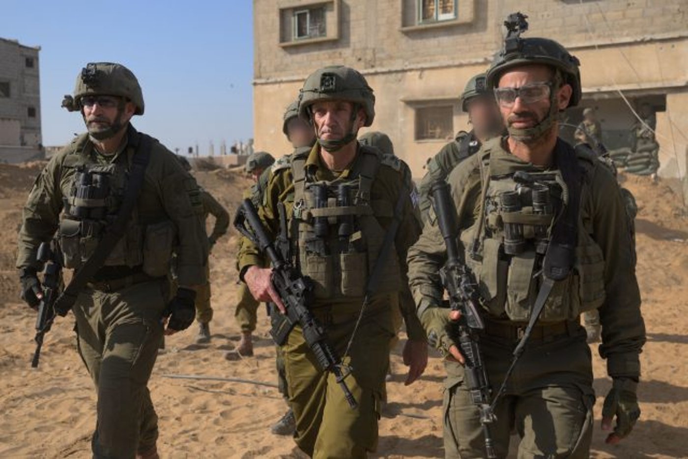 עם מפקד אוגדה 98 תא"ל גולדפוס (דובר צה"ל)