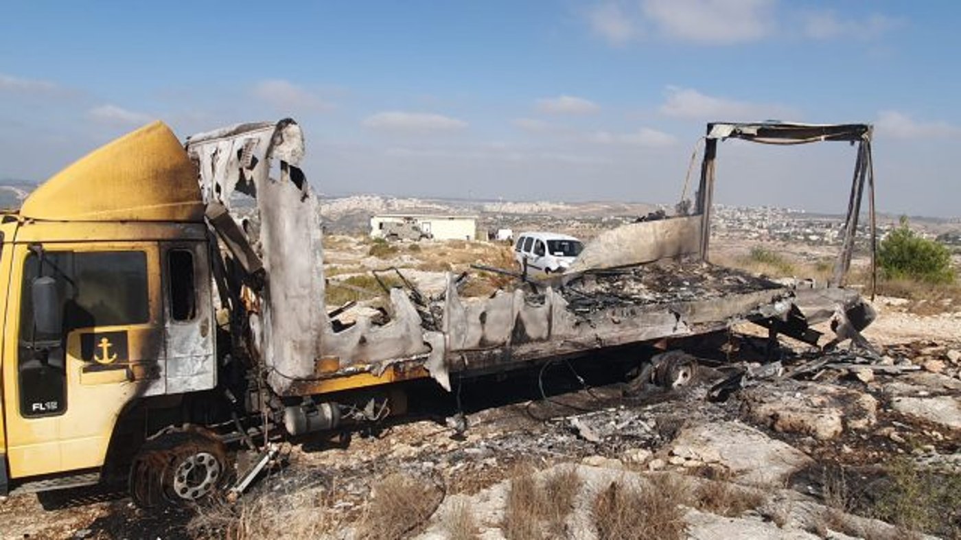 צפו: פלסטיני שפך חומר דליק והצית את הקראוון בחווה