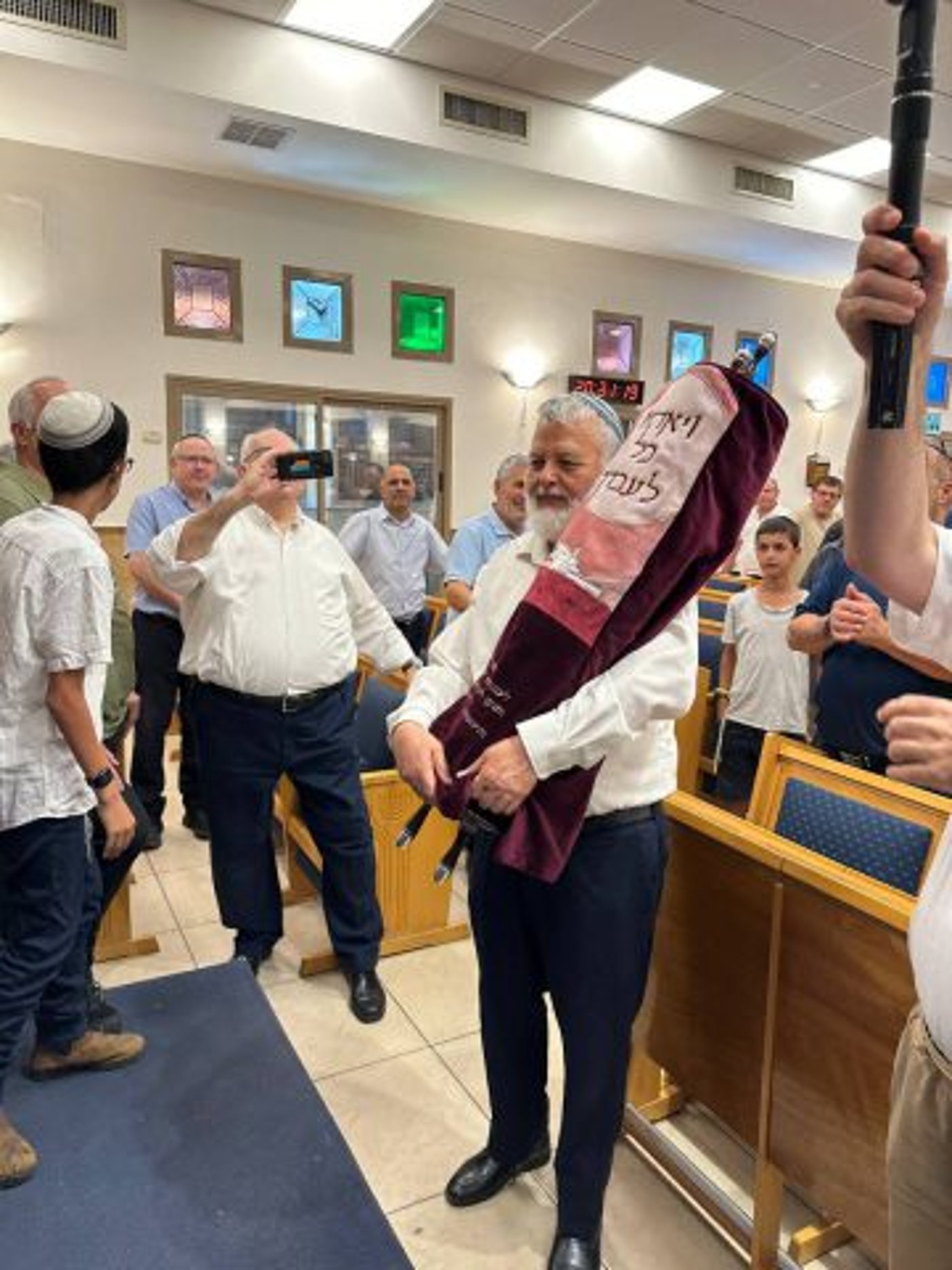 הרב מרדכי עסיס ליד ארון הקודש