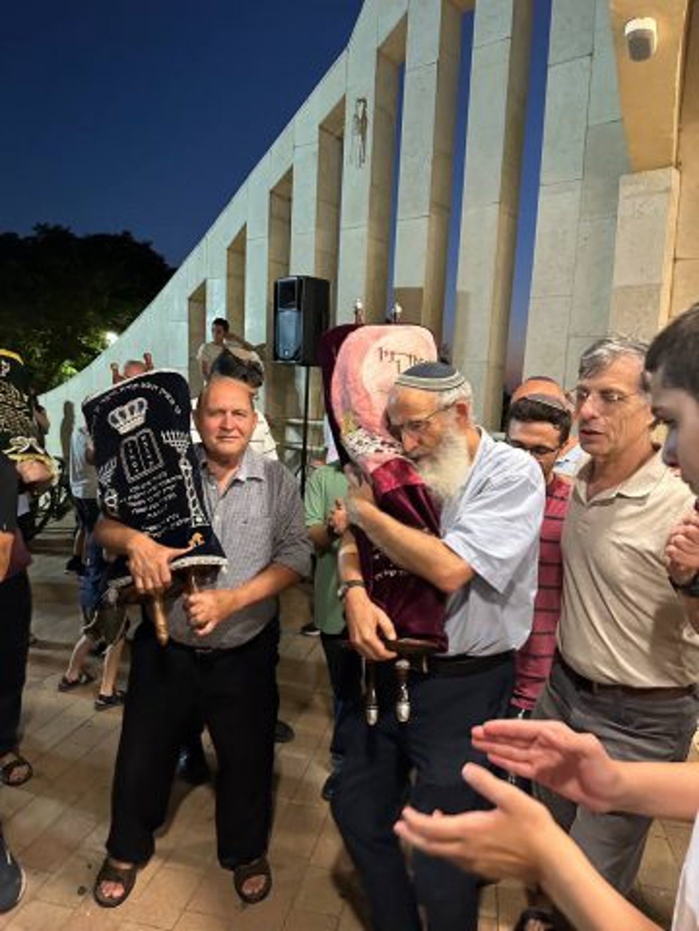 רב היישוב הרב דוד סתיו עם ספר התורה