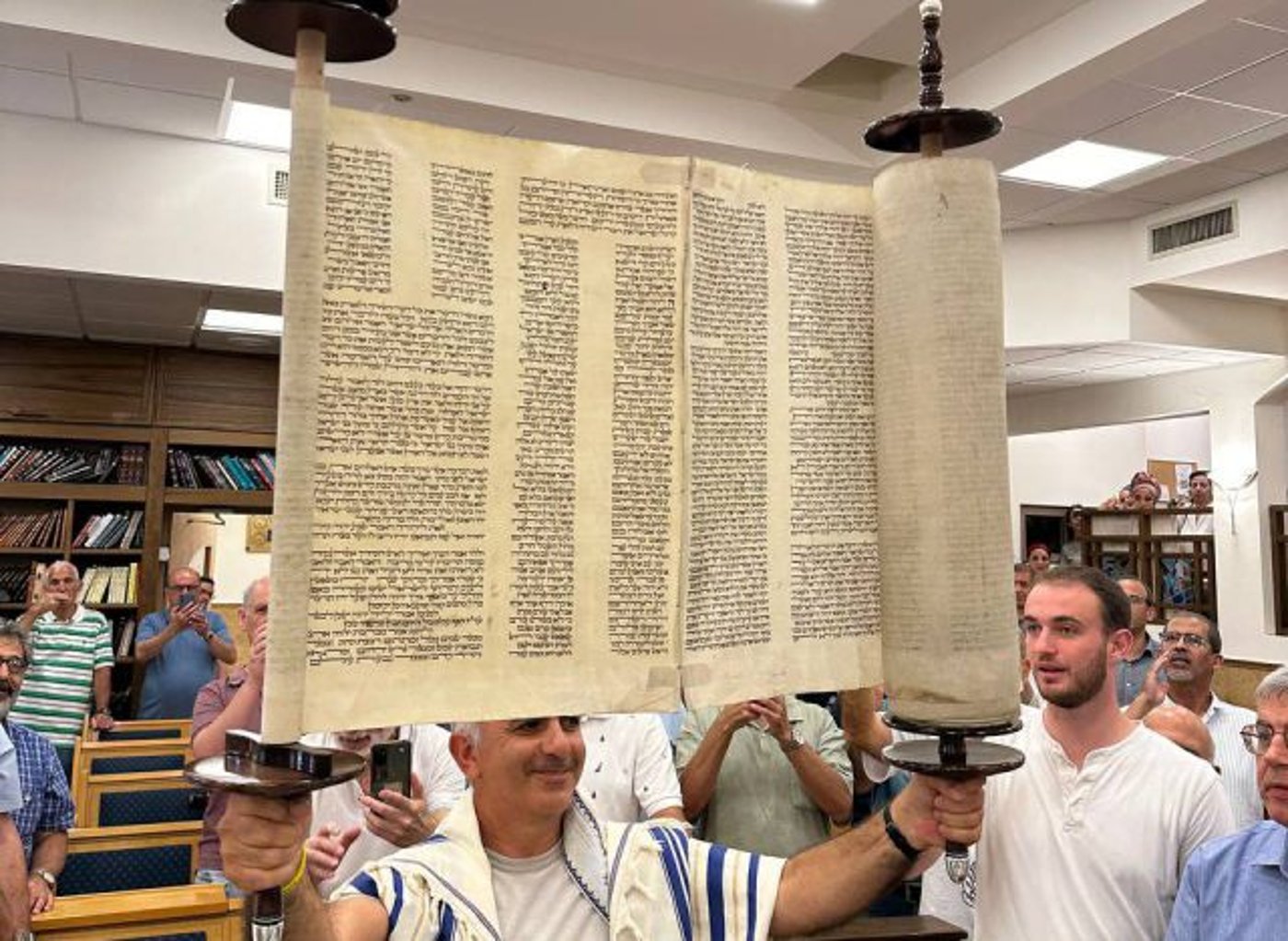 60 שורות בעמודה. 'וזאת התורה'