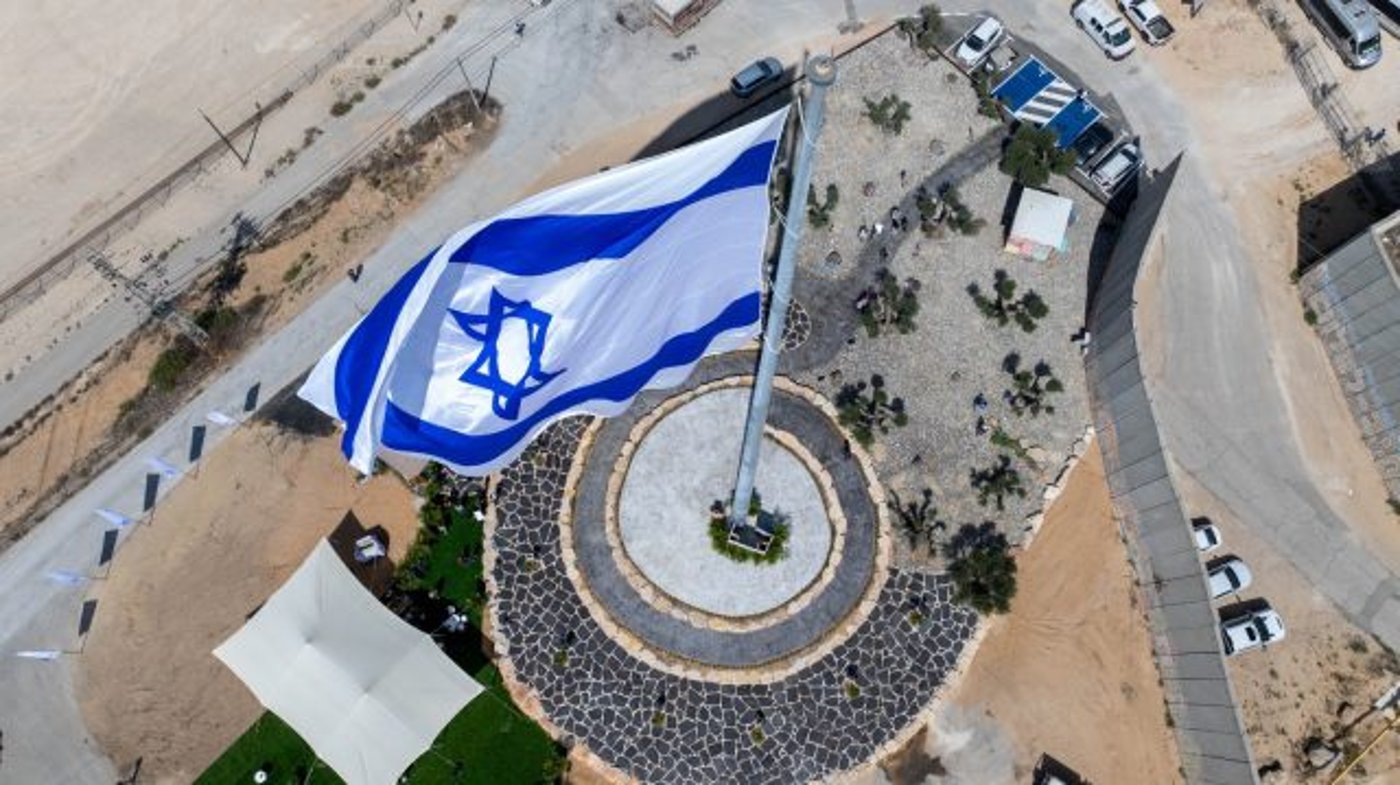 במקום בו נרצחו 20 יהודים: הונף הדגל הגדול בישראל