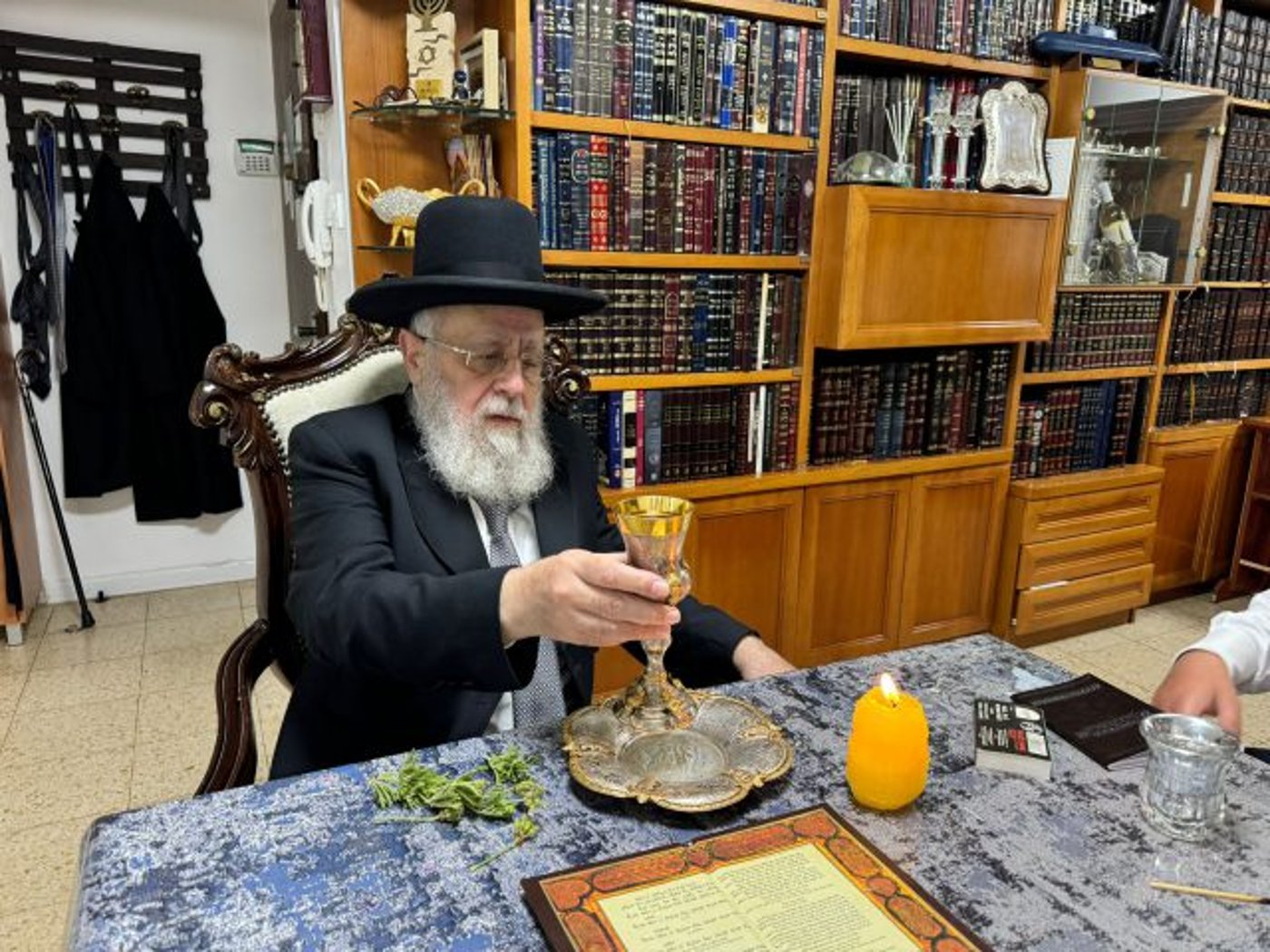 הרב יצחק יוסף בהבדלה בביתו (יעקב כהן)