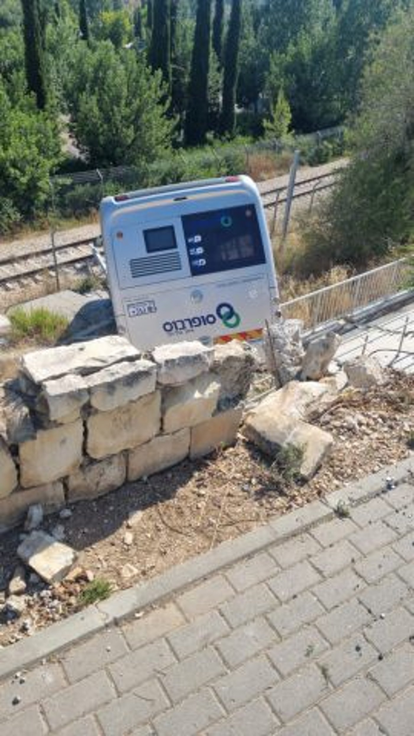 ירושלים: אוטובוס התדרדר לוואדי סמוך לגן החיות התנ"כי