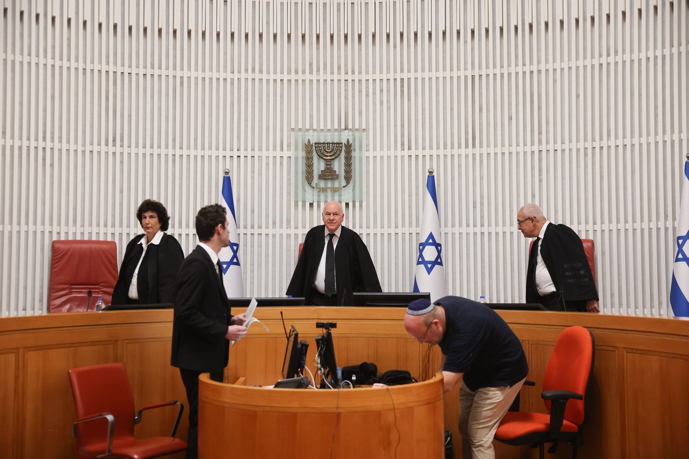 השופטים עוזבים את הדיון