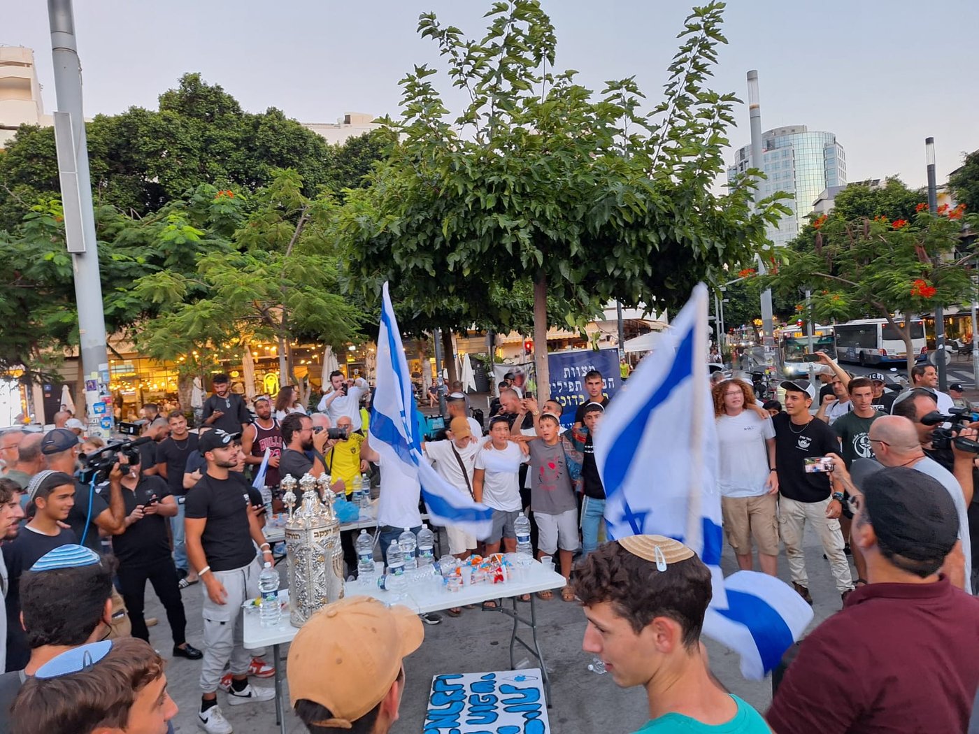 תפילת מחאה בכיכר דיזינגוף: "למה רק ליהודים אסור?"