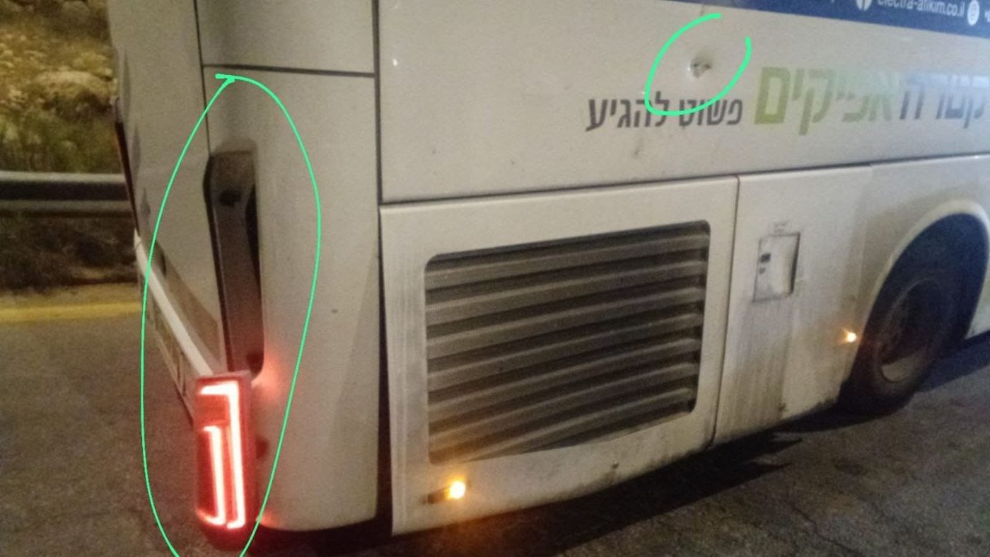 תיעוד הנזק לאוטובוס. בנס הפיגוע נגמר ללא נפגעים