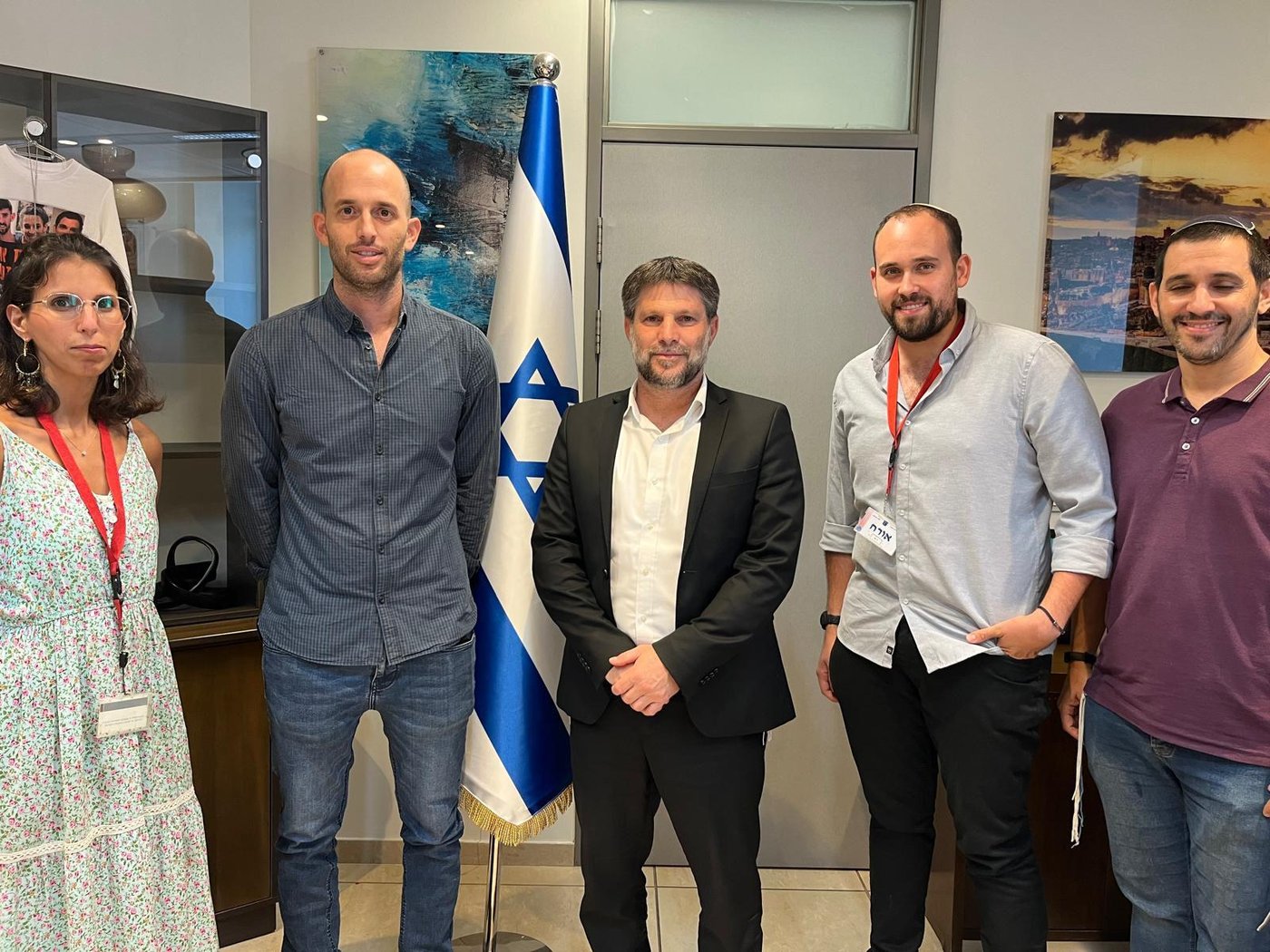 (יאיר וייגלר וראשי העמותה בפגישה עם שר האוצר.