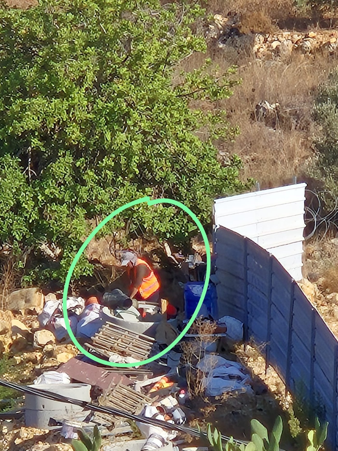 האתר באל מתן נסגר רק ליממה. בתמונה: פועל פלסטיני שוהה מחוץ לאתר הבנייה בקרני שומרון