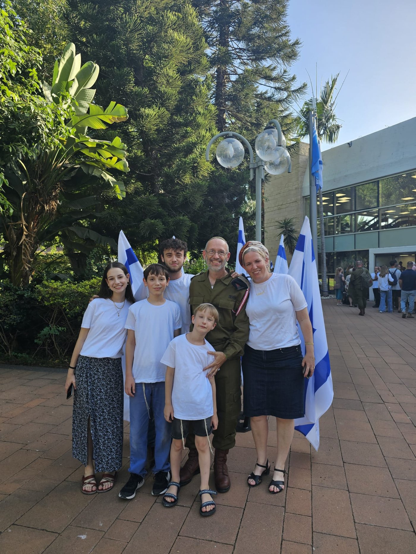 (יאיר הרטמן ובני משפחתו)