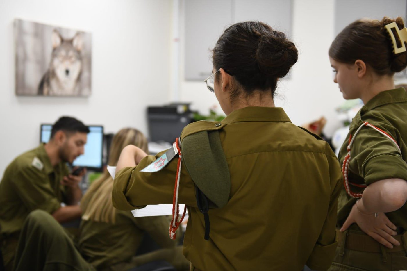 "למנוע את הדפיקות בדלת והדפיקות בלב"