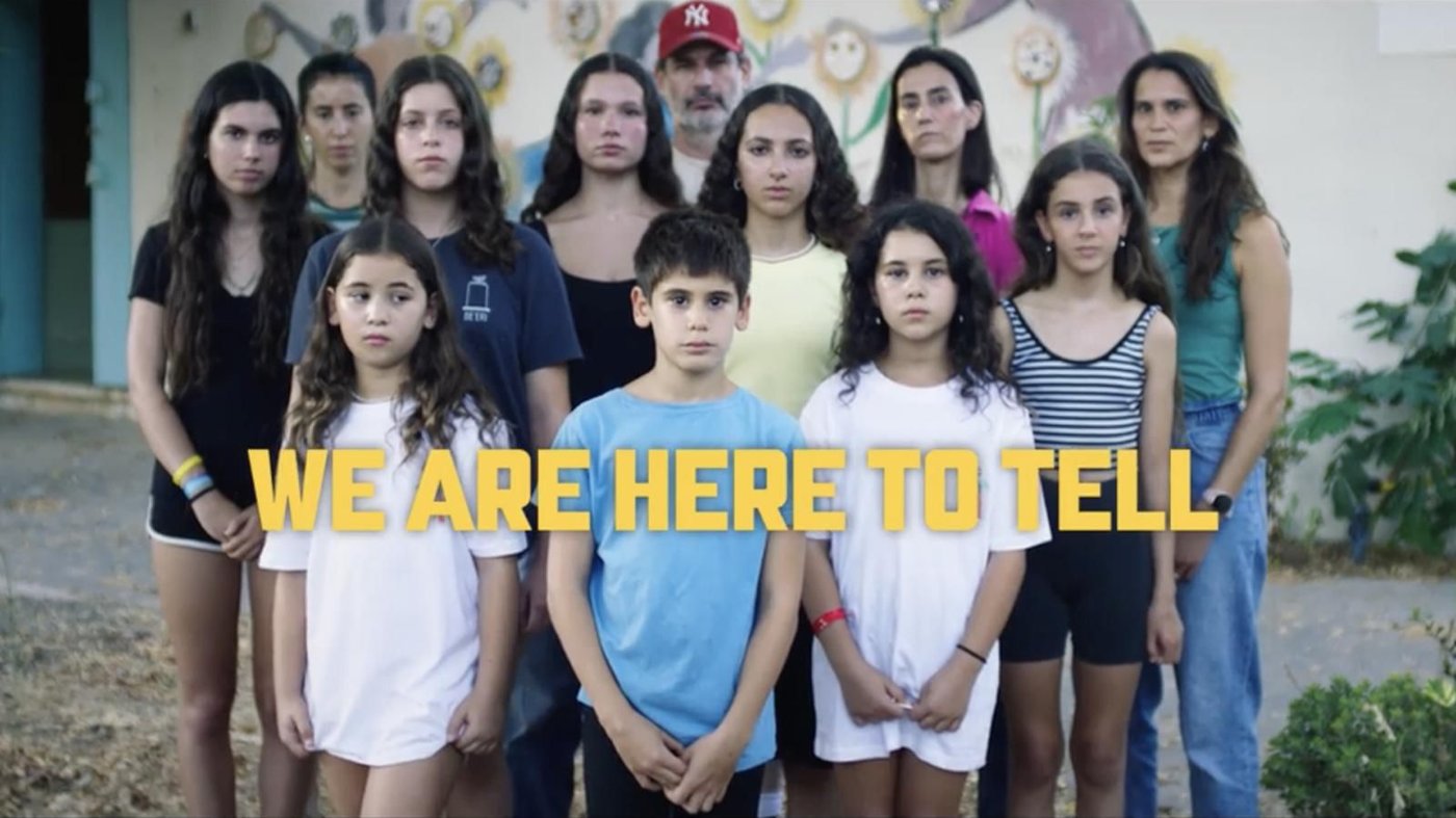"בשדה מאחורי הבית": קרן פלס וילדי הקיבוצים מהדהדים את הטבח
