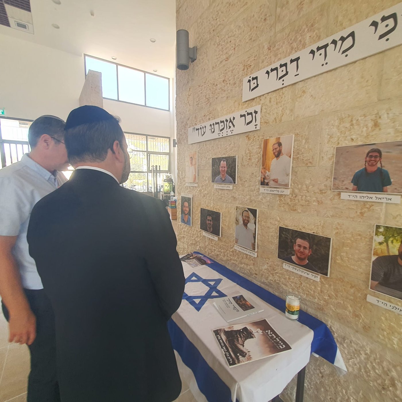 השר בפינת ההנצחה לתלמידים שנפלו