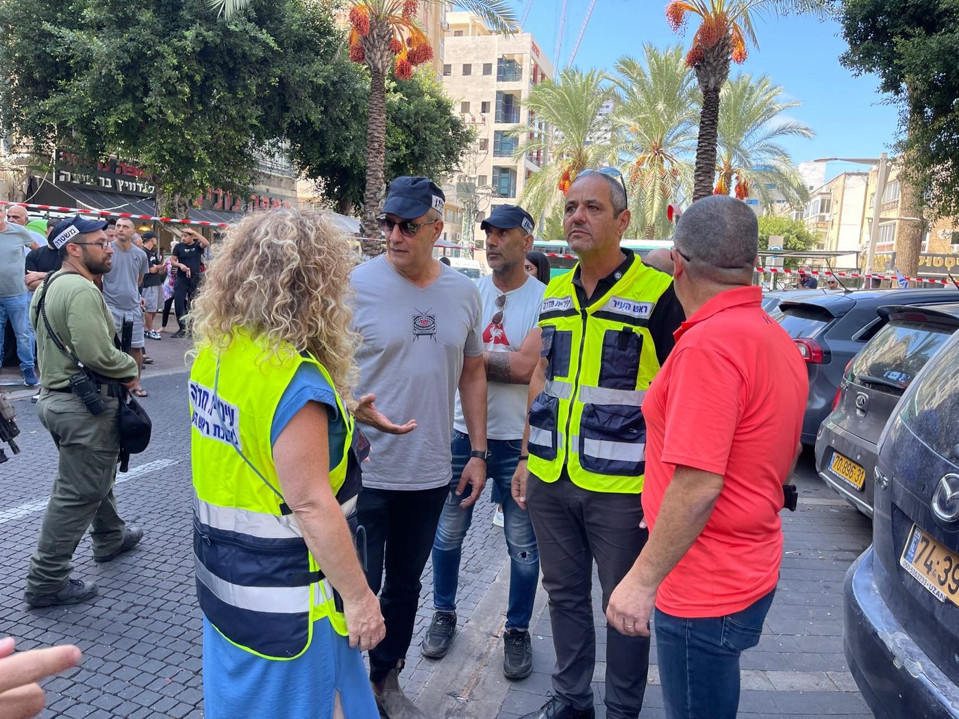 ראש העיר ניר חיים בזירת הפיגוע (דוברות עיריית חדרה)