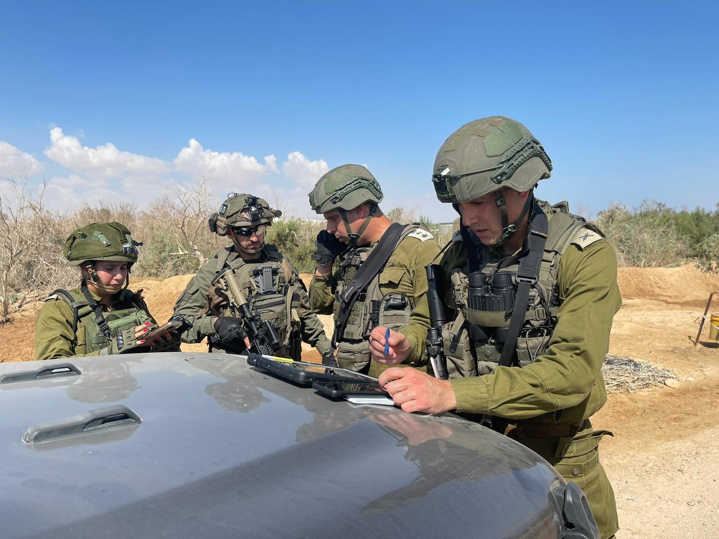 מפקד אוגדה 80 ומח"ט יואב בזירת הפיגוע