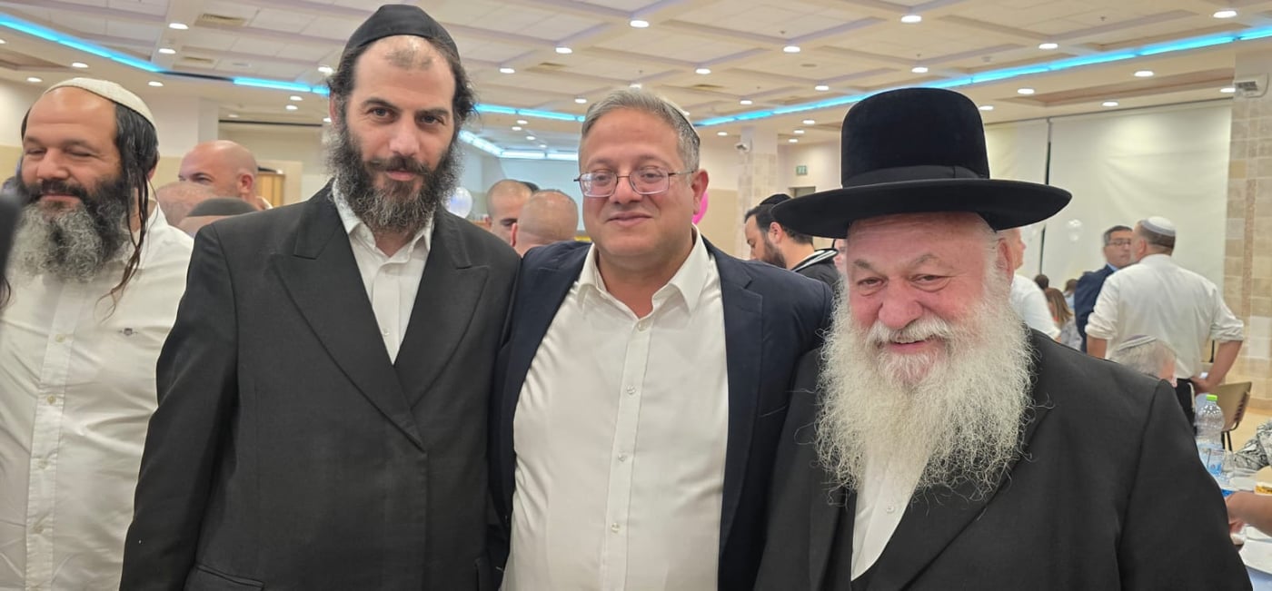 שר השיכון גולדקנופף ועוזרו בבצ'יק (אור לדרמן)