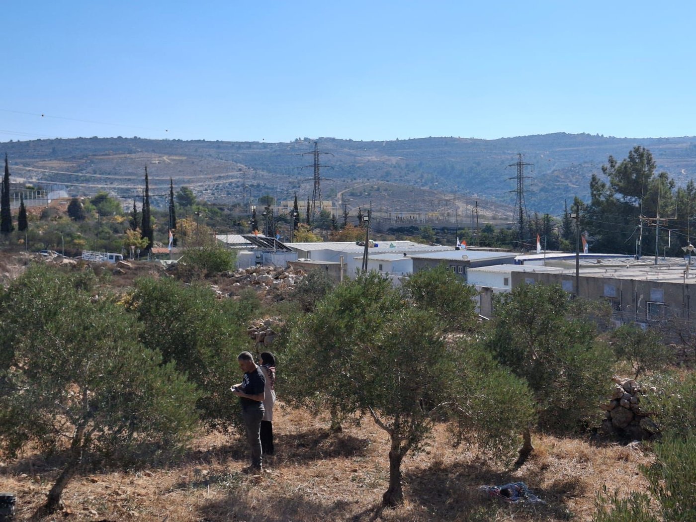 סמוך לעיר, יש בסיס צבאי. בתיעוד: פלסטינים מסתובבים סמוך לבסיס ללא כל אבטחה
