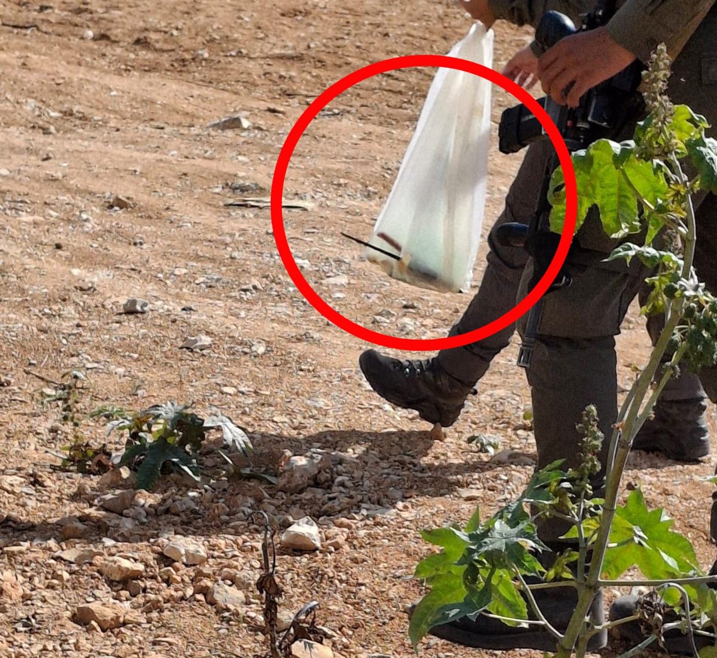 לוחמי מג"ב תפסו הבוקר שקית עם 4 סכינים. נמנע אסון גדול.