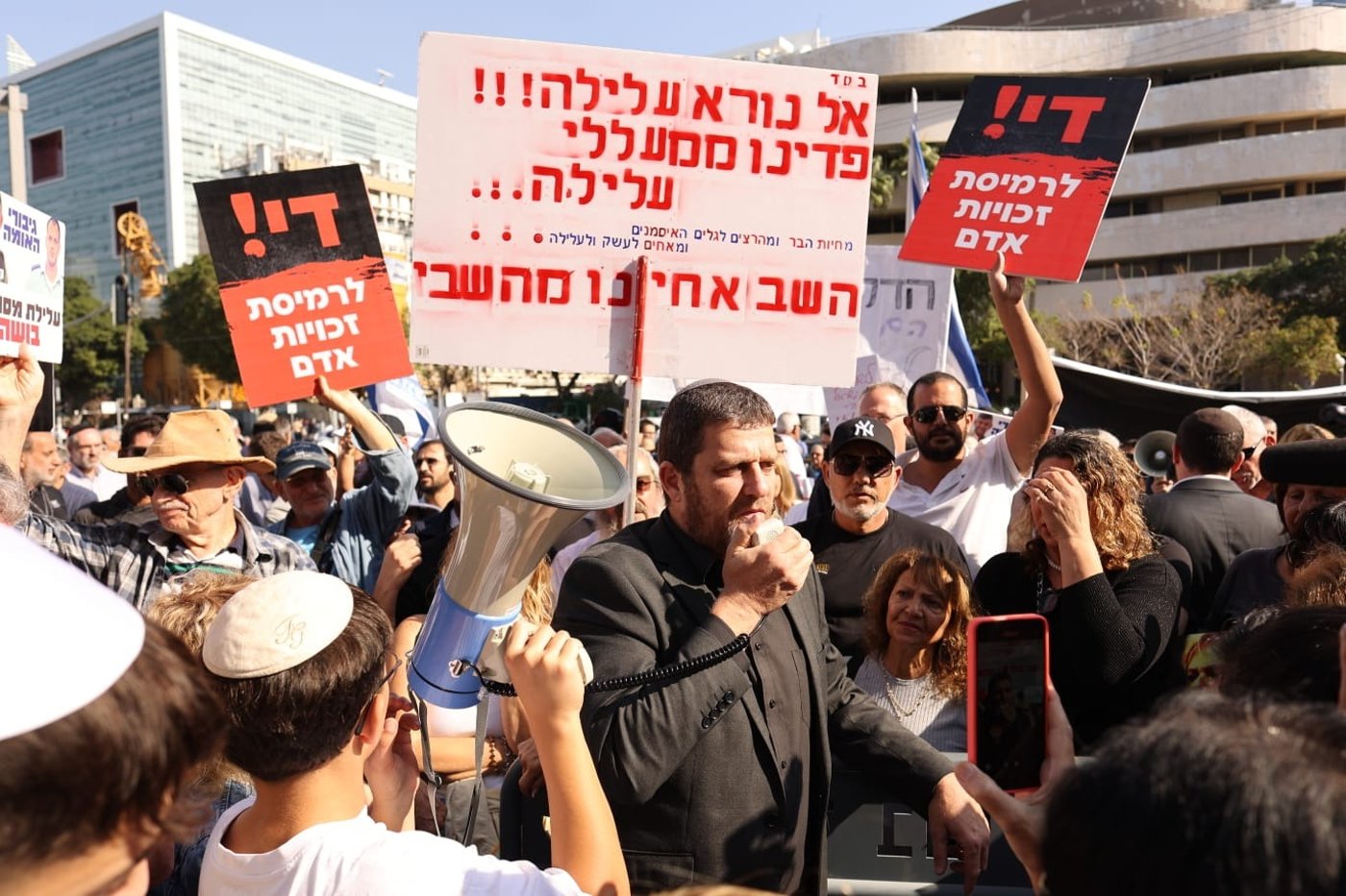 חבר הכנסת עמית הלוי מהליכוד בהפגנה