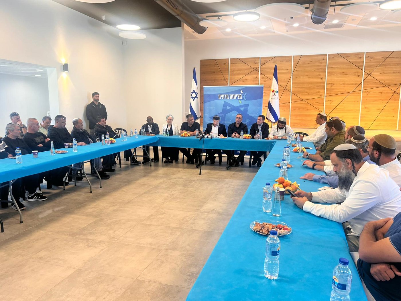 ישיבת הסיעה באביבים (ללא קרדיט)