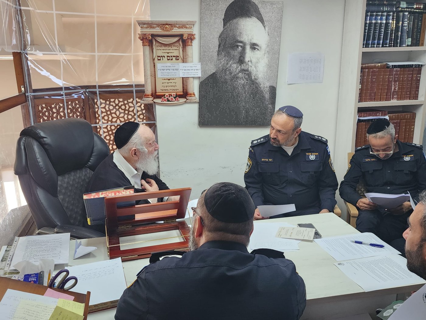 הרב זילברשטיין עם הרב רמי ברכיהו (דוברות המשטרה)
