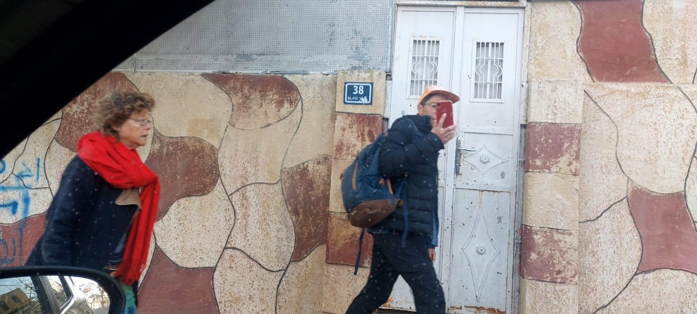 האנרכיסטים תקפו אישה באלימות והפילו לה את הפלאפון.