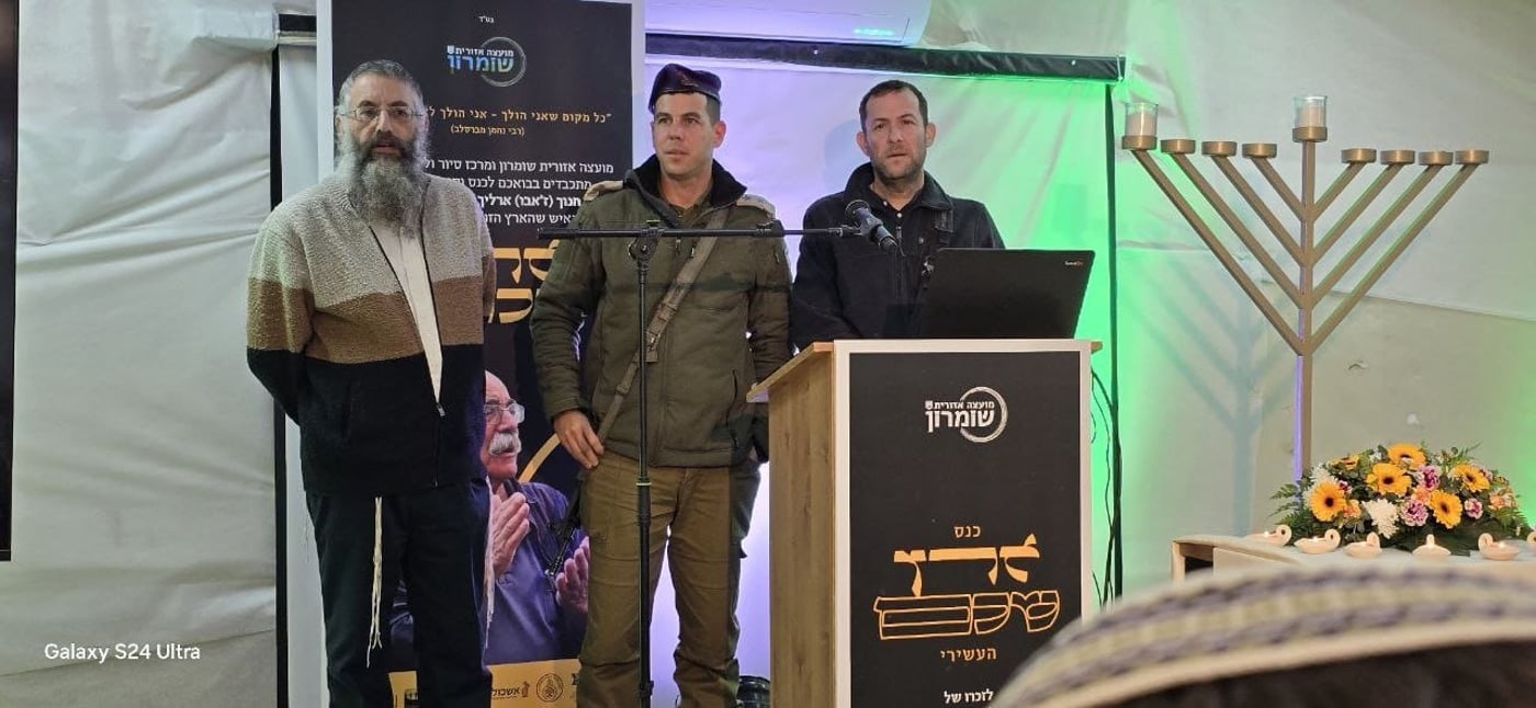 האח השכול יגאל אמיתי, מח"ט שומרון וראש מועצת שומרון מדליקים את נרות החנוכה. (קרדיט: אליחי מנחם)