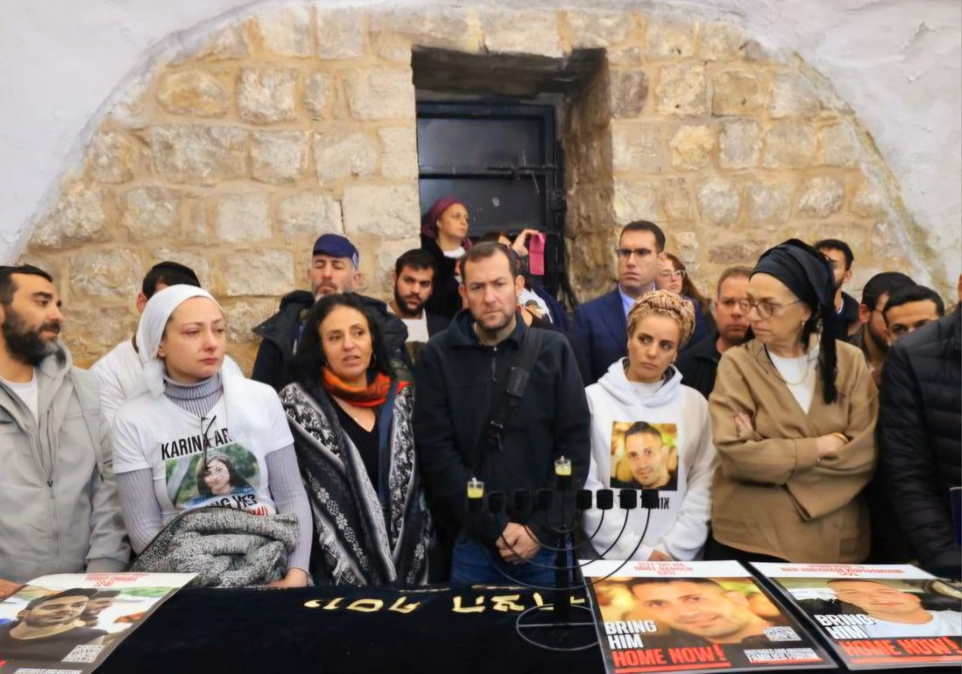 בתפילה לחזרתם: משפחות חטופים הדליקו נרות חנוכה בקבר יוסף