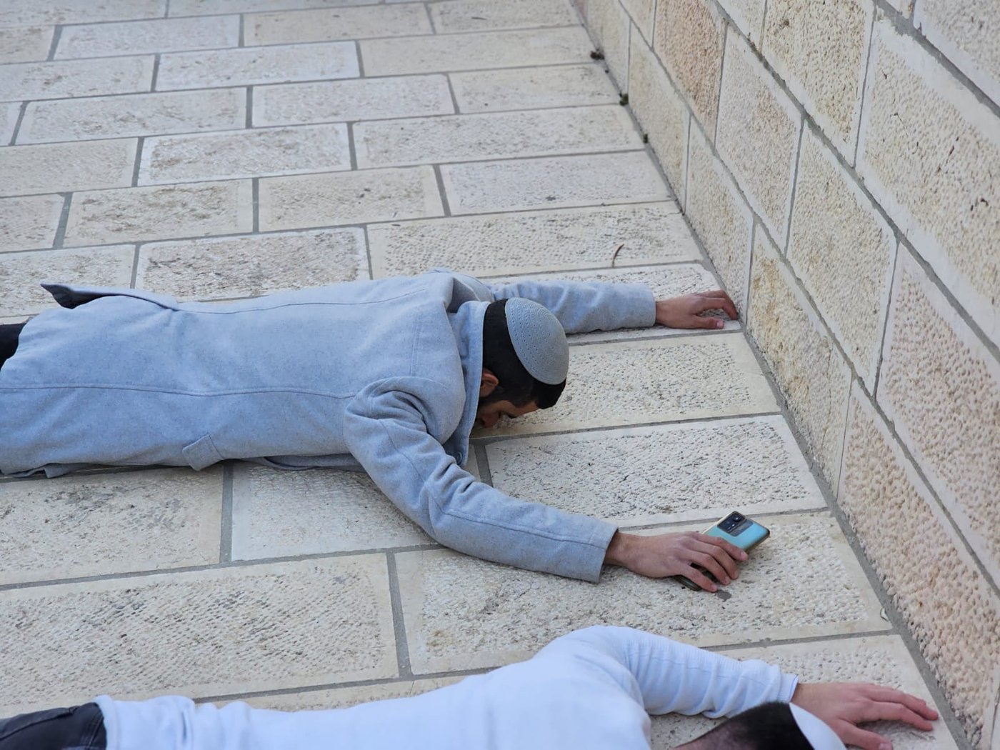 עוזיה צדוק משתחווה בהר הבית |
