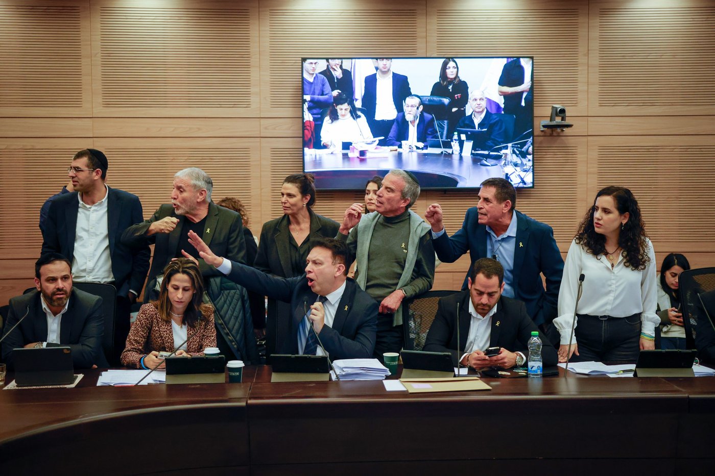 חברי האופוזיציה זועמים במהלך הדיון