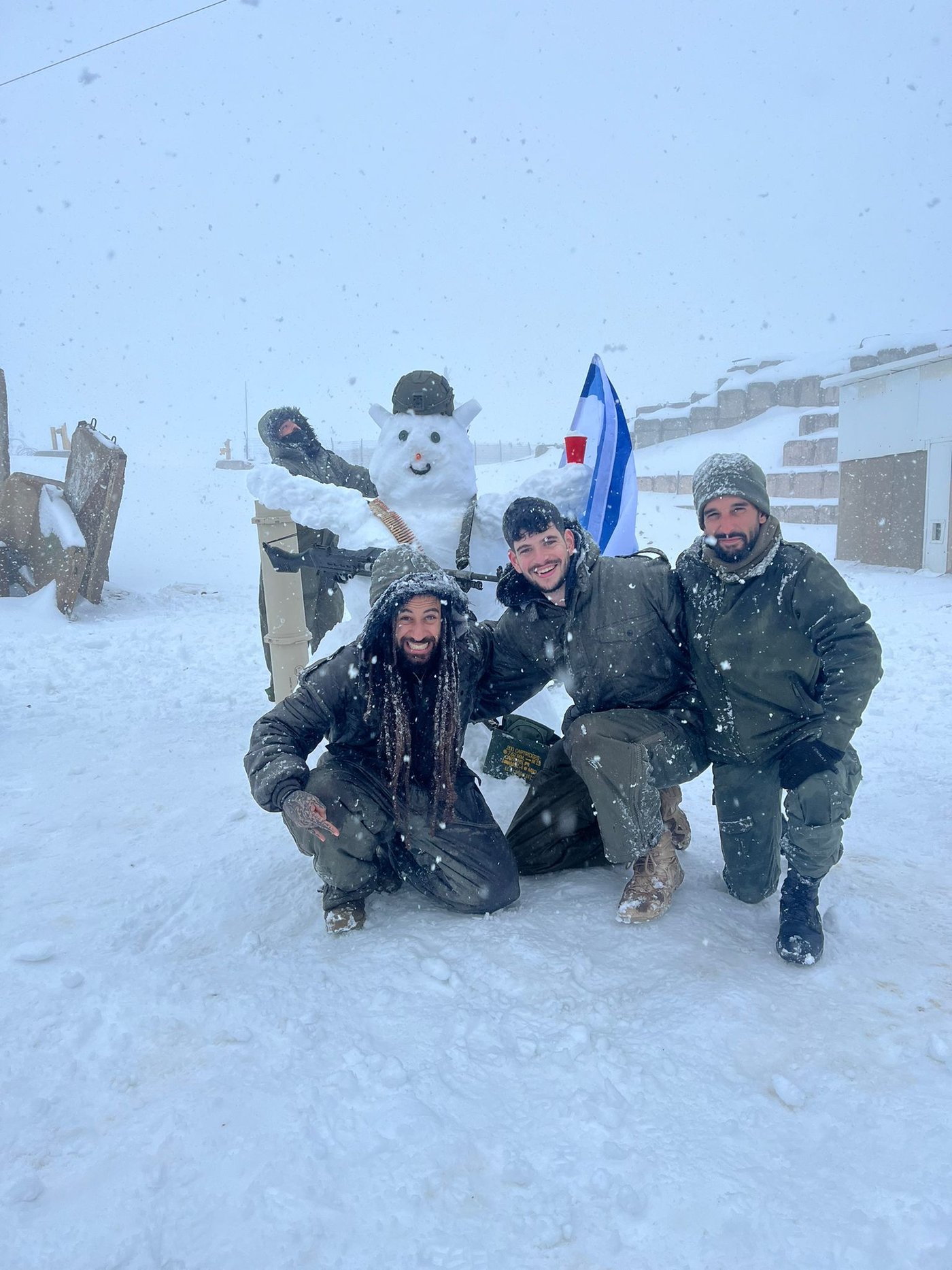 (סרן ניר חג'בי יושב משמאל,