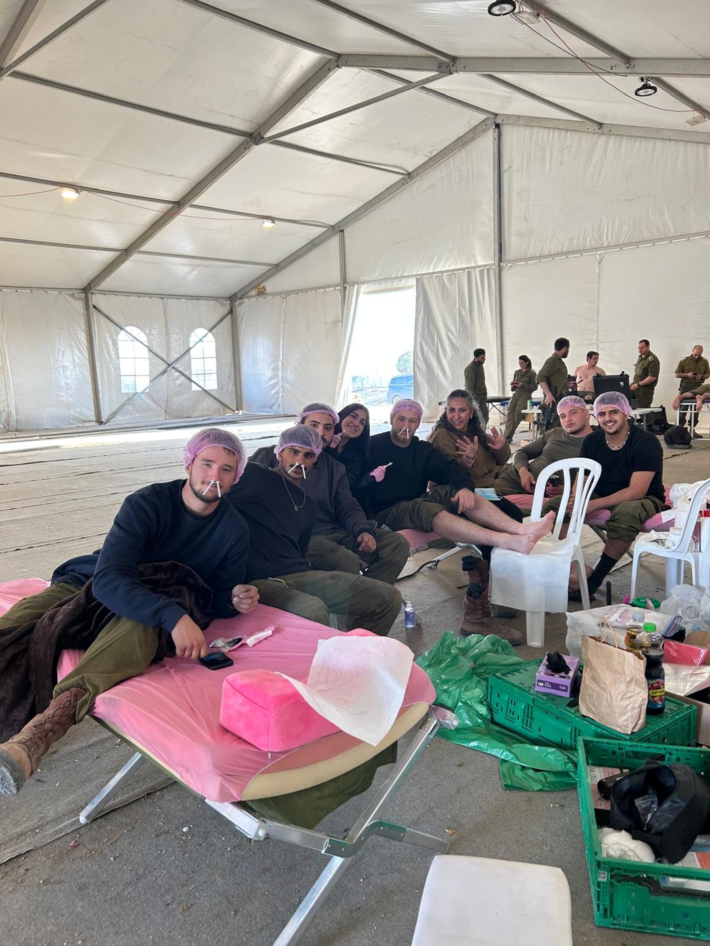 בשבילה לוחמים חולצים נעליים: הפדיקוריסטית הראשונה בצה"ל