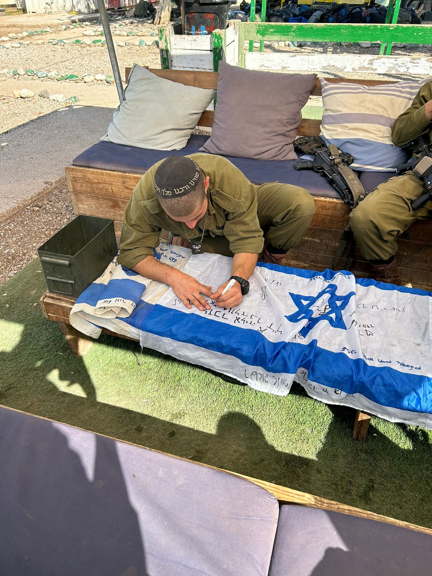 הלוחם שנלחם על חייו בשיר מרגש: "אני מאמין בנסתר"