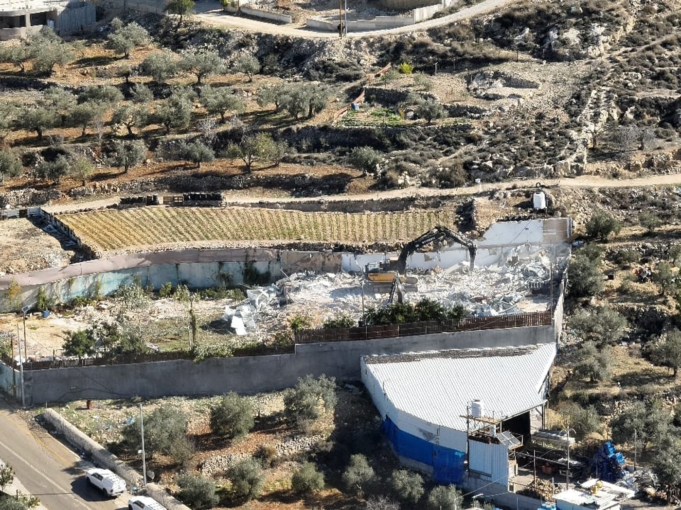 גוש עציון: נהרסה בריכה בלתי חוקית ששימשה כמוקד זריקות אבנים