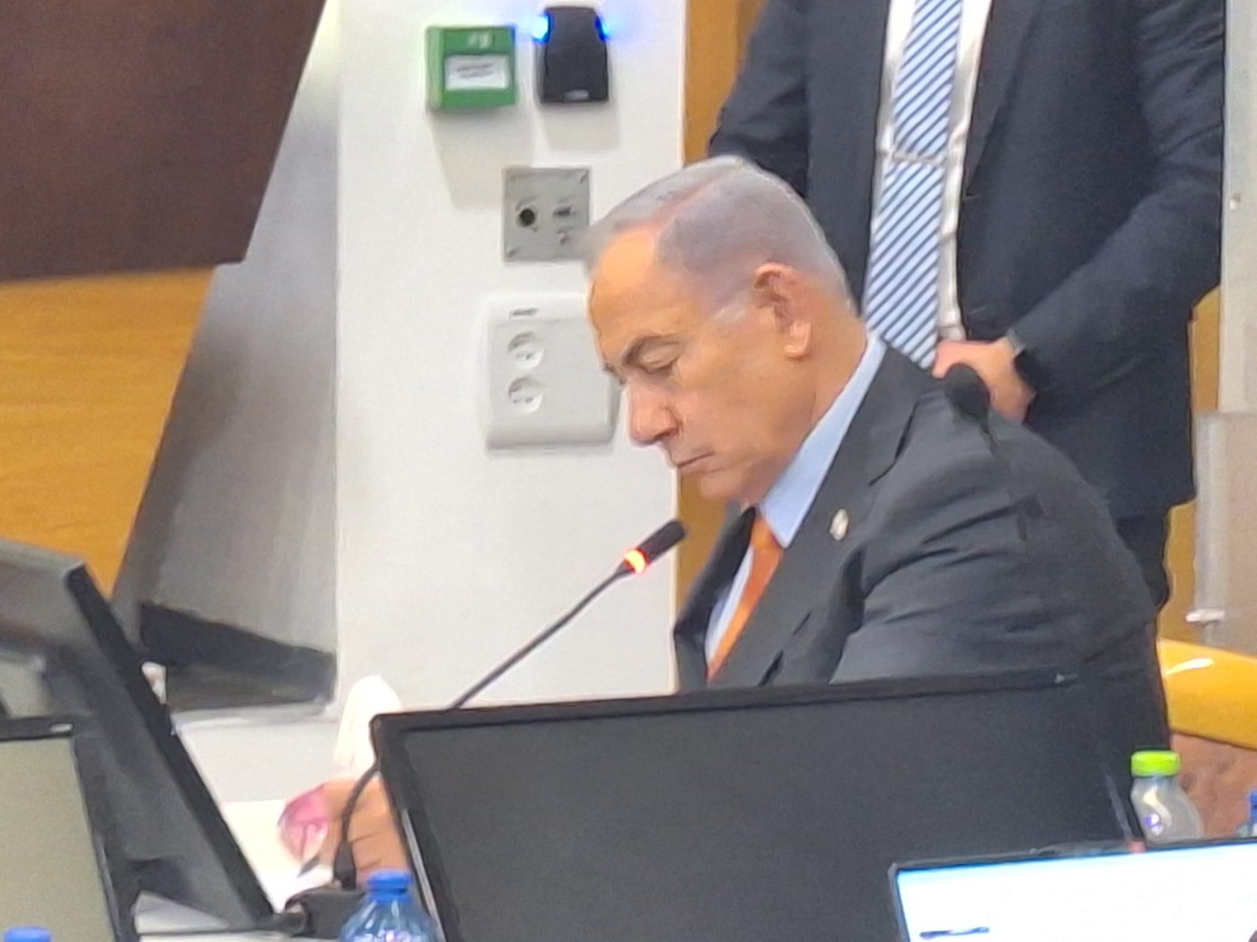 העניבה הכתומה של נתניהו