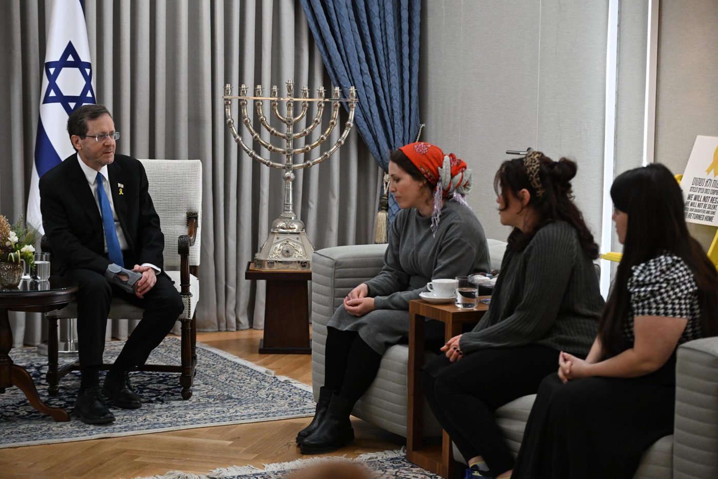 הרצוג נפגש עם אלמנות סרוגות: "עם ישראל מצדיע לכן"