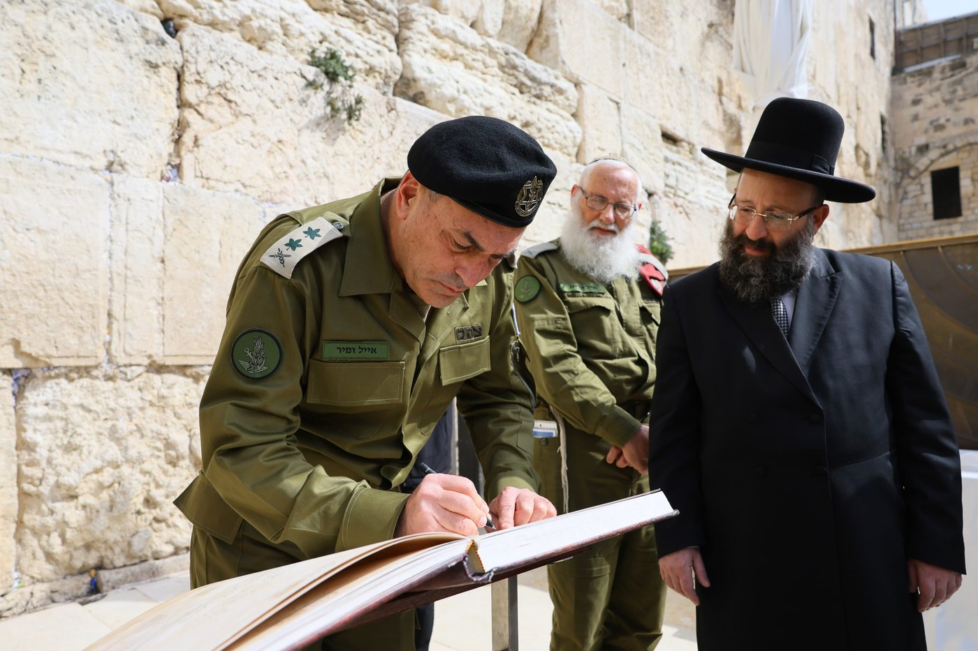 כמיטב המסורת: הרצי הלוי והרמטכ"ל אייל זמיר פקדו את הכותל