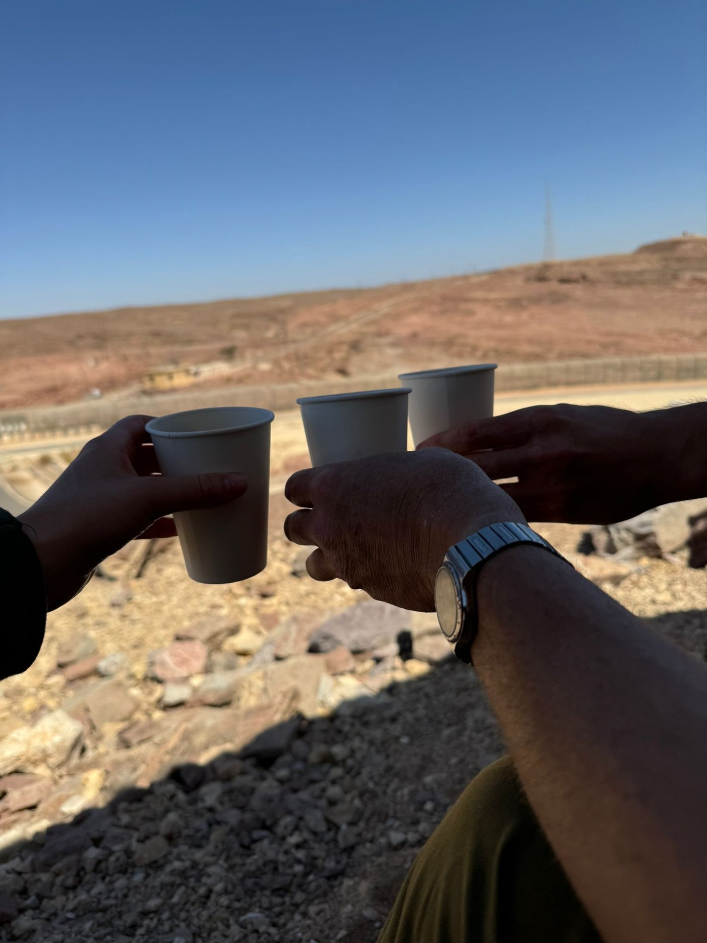 רואים אנשים דרך קפה משותף