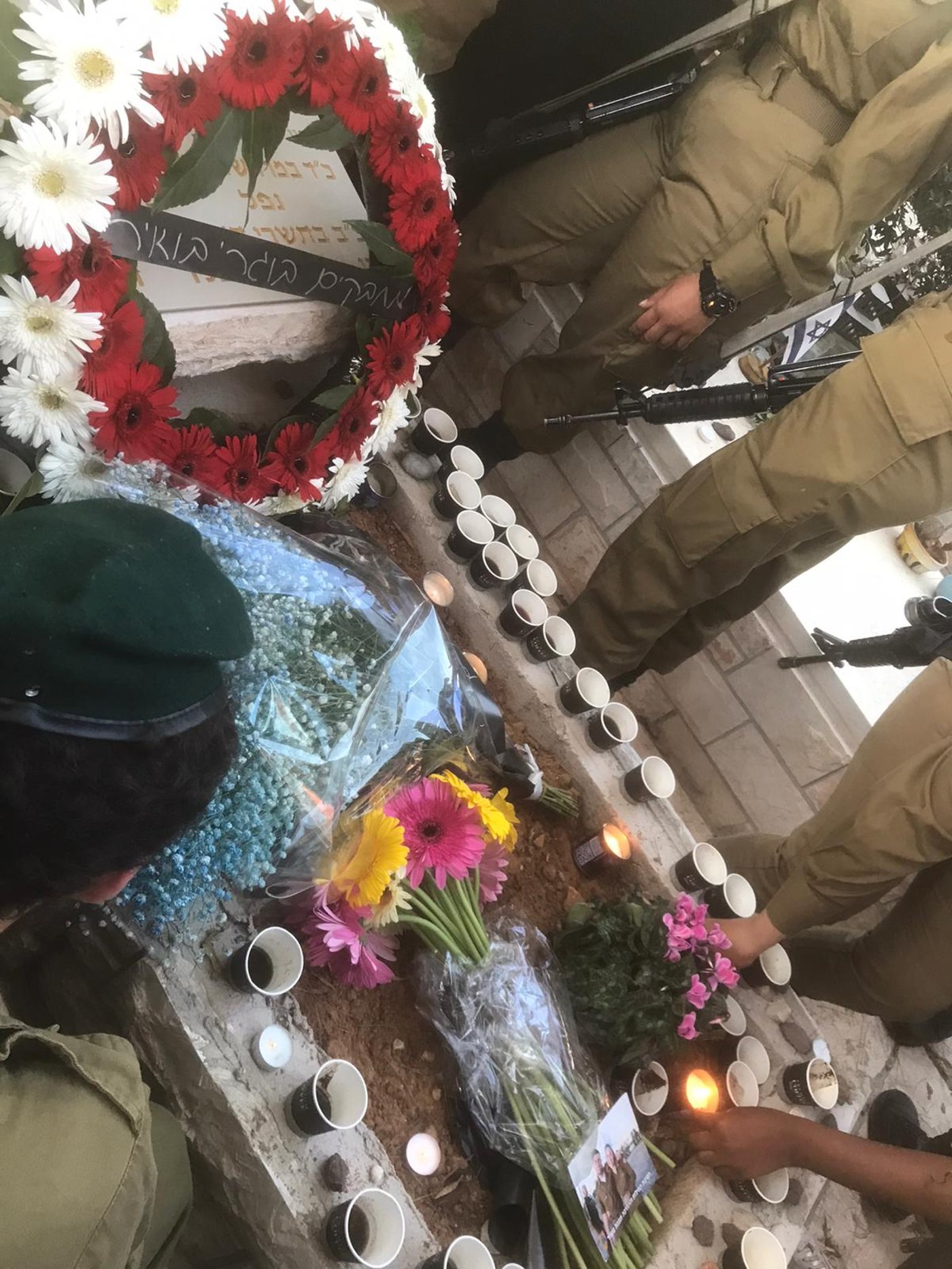 כוסות הקפה על הקבר של ינאי קמינקא ז"ל