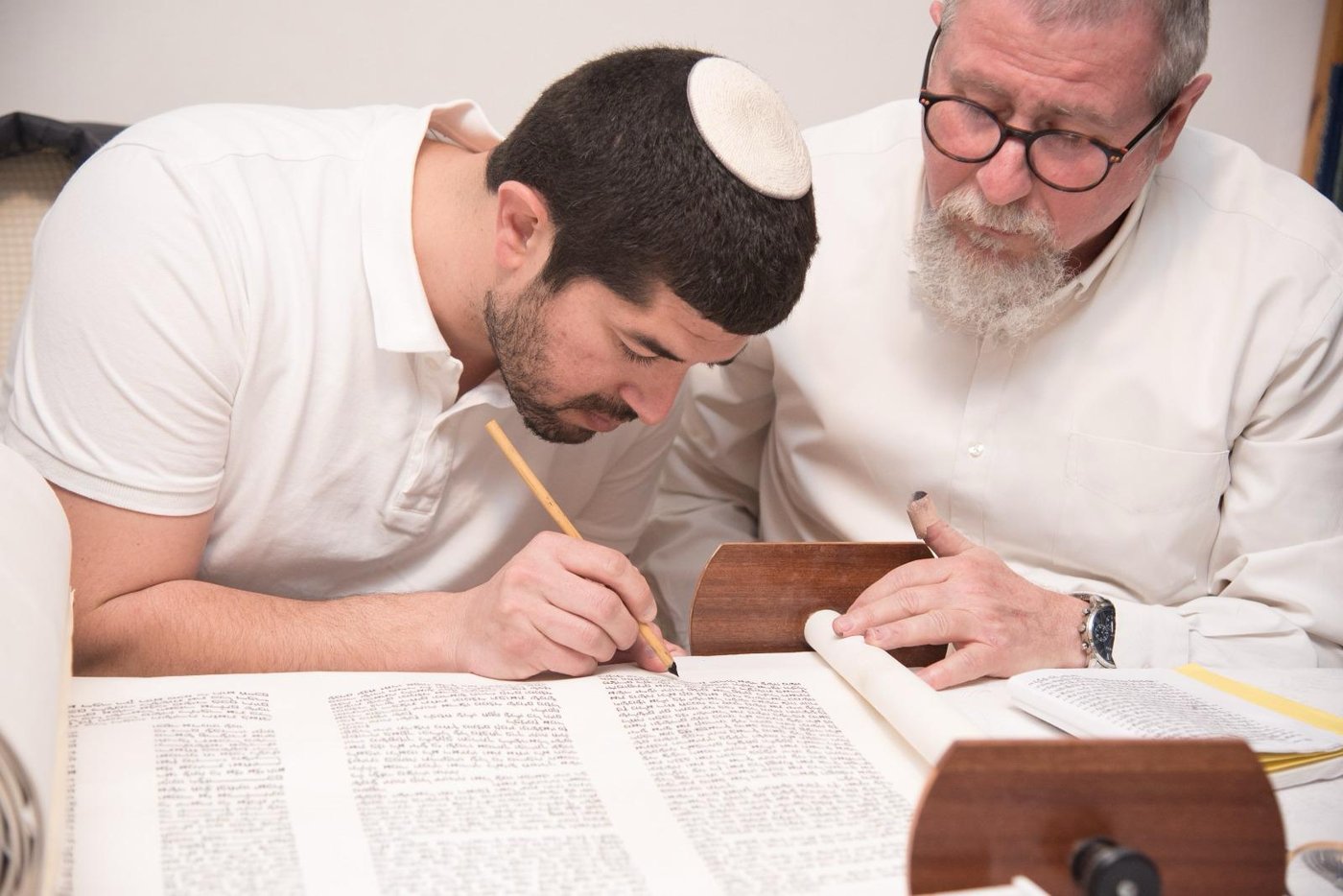 יהודה, אחיו של יוחאי כותב אות בספר התורה
