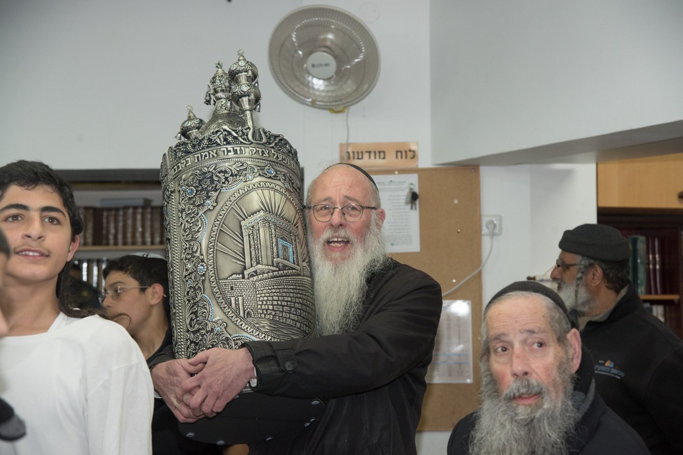 הרב אלי בזק עם ספר התורה