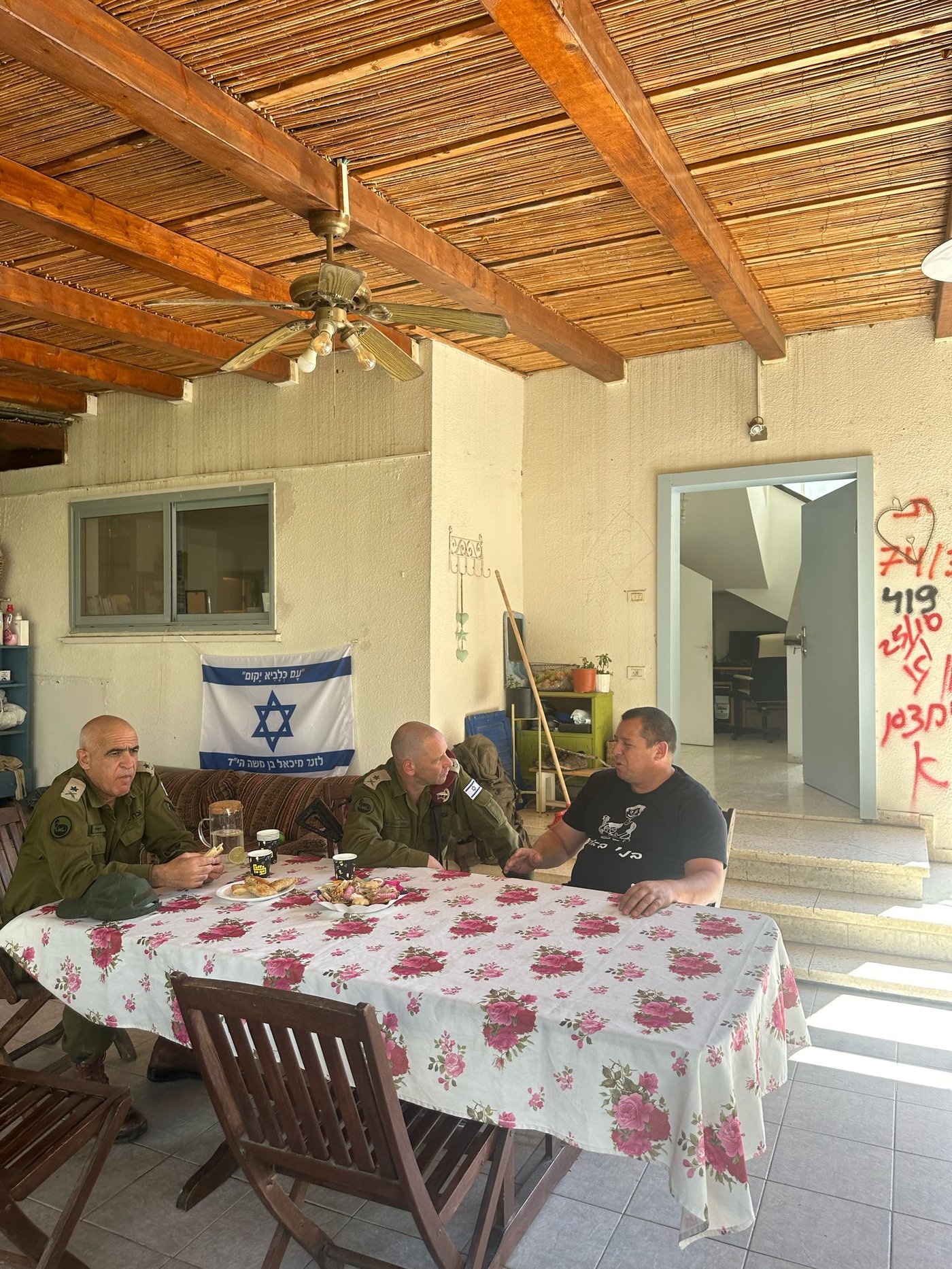 לרגל סיום תפקידו: האלוף ירון פינקלמן ביקר משפחות בקיבוץ בארי
