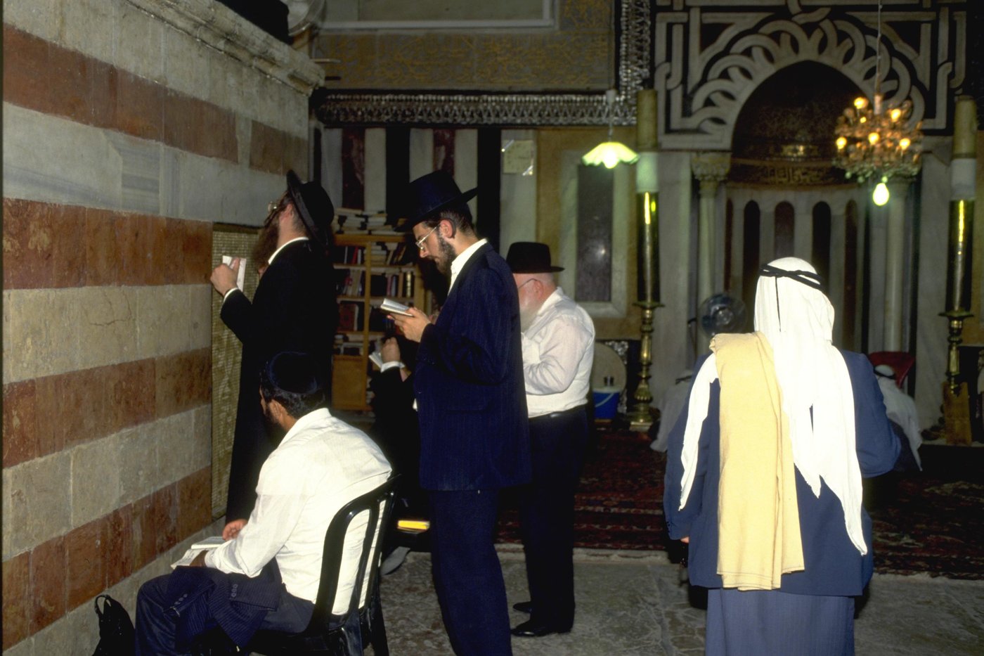 יהודים וערבים במערת המכפלה בשנת 1993. לפני טבח גולדשטיין (משה מילנר לע"ם)