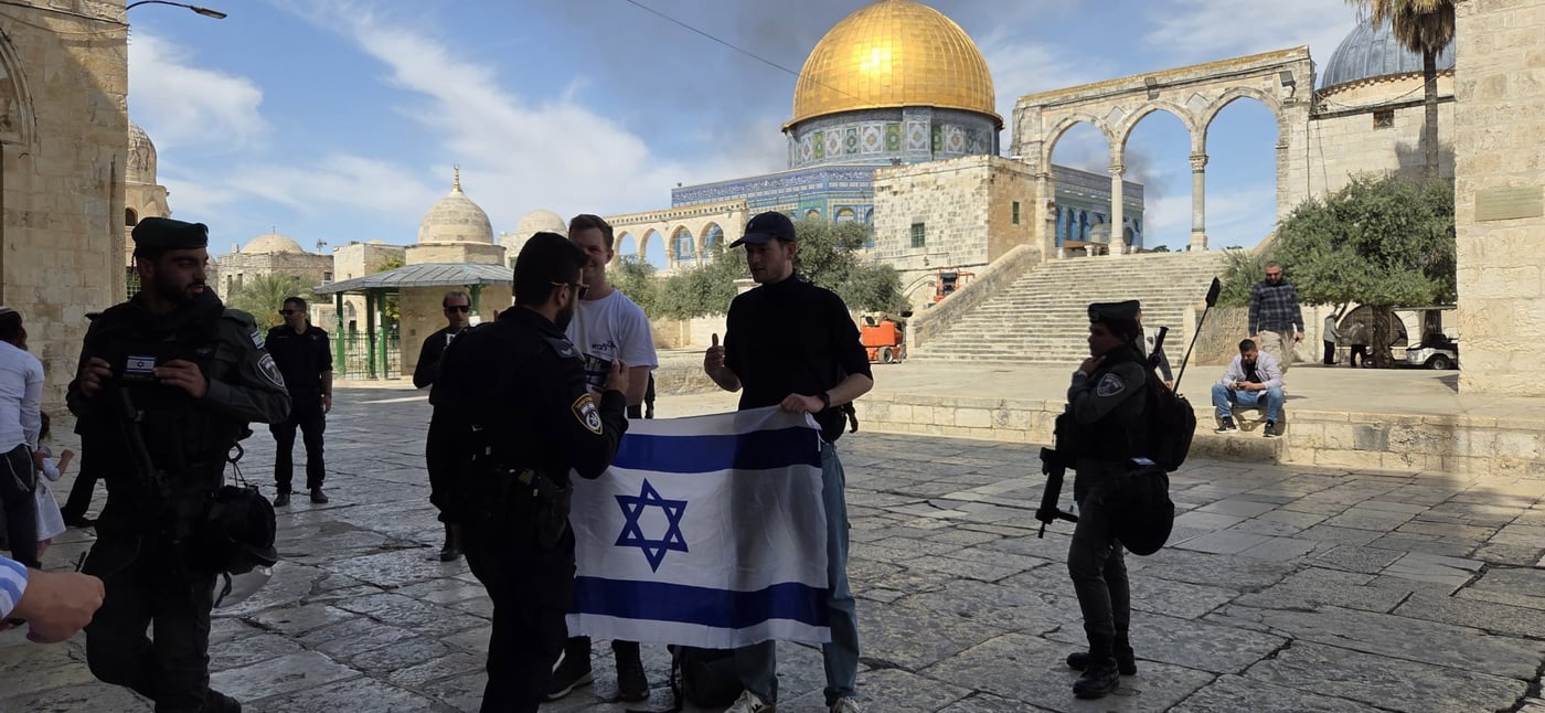 בגלל דגל ישראל: קבוצת תיירים עוכבה בהר הבית