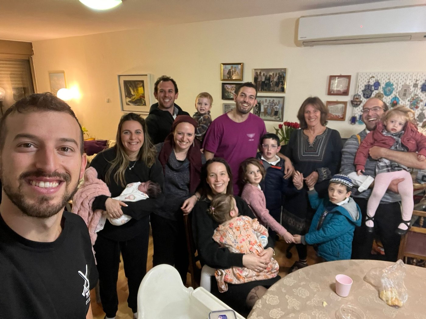 ירון ז"ל עם החולצה הסגולה, עם משפחתו בהבדלה במוצ"ש האחרון לפני שנפל