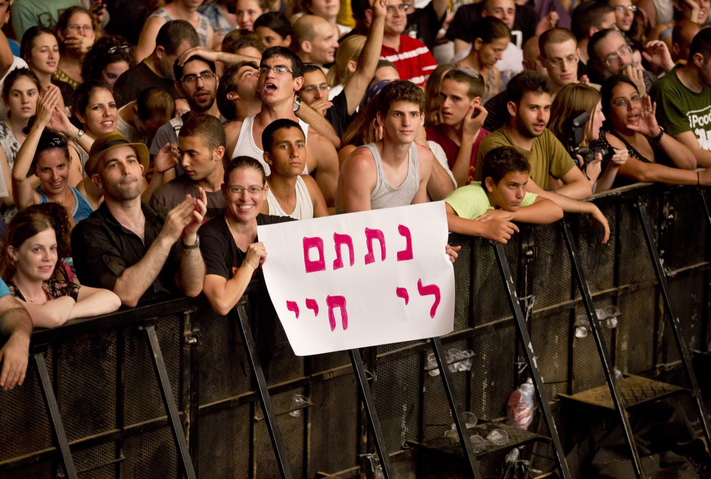 להקת כוורת במופע קאמבק ב-2013.