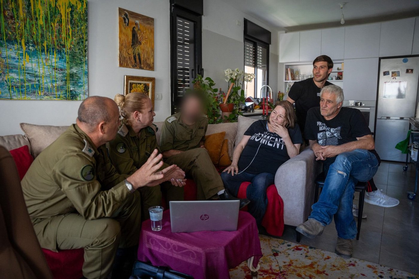 קצינת משאן ראשית וראש חטיבת הנפגעים, תאל עדנה איליה עם אחייניתו של ארתור גסנר ז״ל ומשפחתה